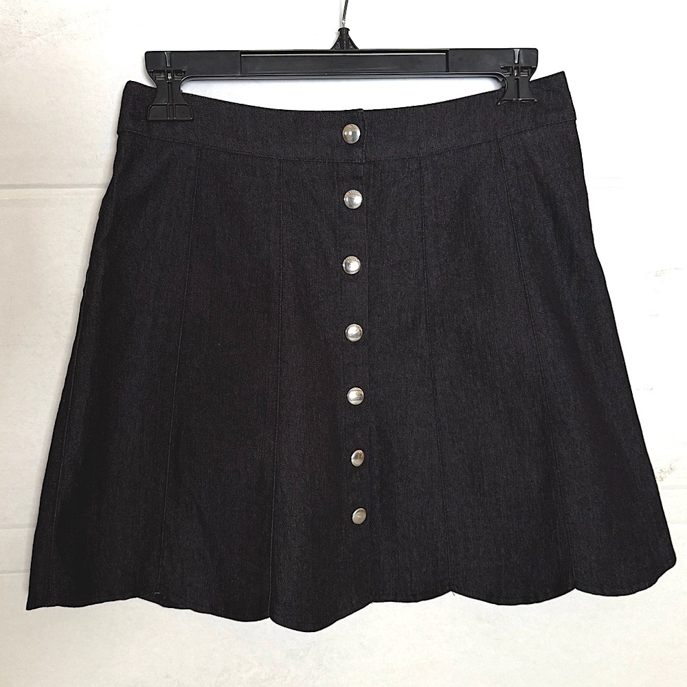 Buttons scalloped hem skirt